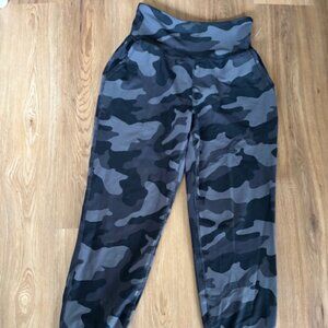 Old Navy Active NWOT Gray Camo High Waist 7/8 Leggings Med